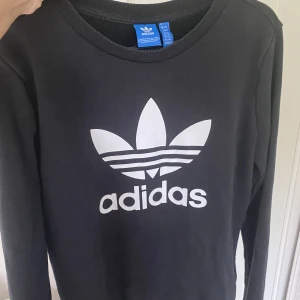 Adidas tröja - Adidas collegetröja. Använd men i bra skick fortfarande. Äkta. 