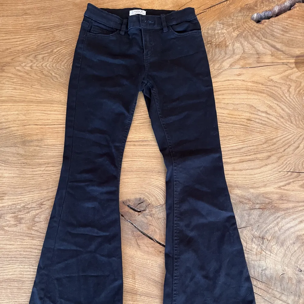 Svarta bootcut jeans i fint skick storlek 10-11 146 cm i längden. Jeans & Byxor.