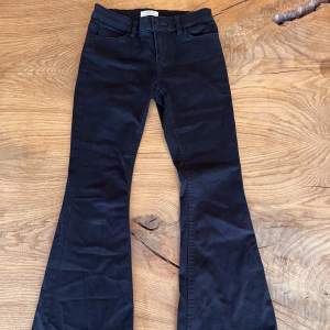 Svarta bootcut jeans i fint skick storlek 10-11 146 cm i längden