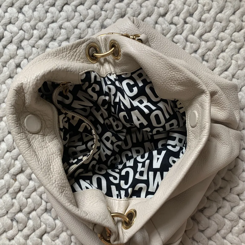 Marc by Marc Jacobs Classic Q hobo bag in structured beige leather. Very good condition and is not for sale anymore by Marc Jacobs. Very good condition, for more questions and pictures please contact me. New price is over 8K, selling for 1K sek.. Väskor.