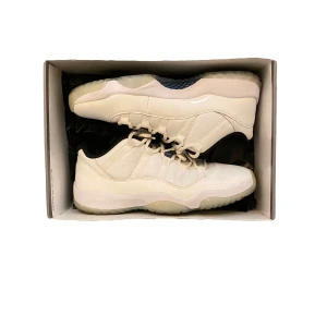 Jordan 11 Legend Blue - Köpta på footlocker 2021. Bra skick men har några tecken på användning. Storlek 45. Kommer med box och har kvittot någonstans.