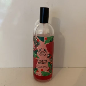 Shimmer mist - En shimmer/body mist tror jag, ganska mycket kvar💘 säljer för jag använder den aldrig 💘