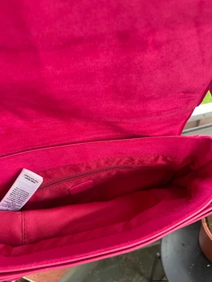 Väska - Rosa väska, perfekt till fest. Aldrig använt, är som ny🥰 köpt på nakd