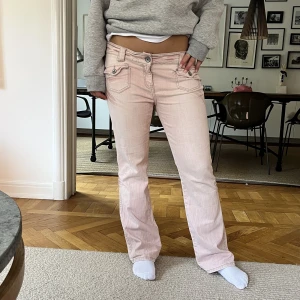 Jeans!  - Snygga jeans!  MIDJEMÅTT:90cm INNERBENSLÄNGDEN: 81cm 