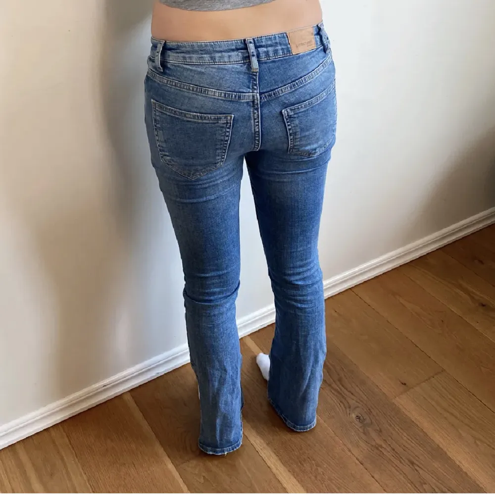 Snygga jeans från Gina tricot. Midjemått 32 rakt över och Innerbenslängd 77. Lite slitna ner till men annars i bra skick.💕. Jeans & Byxor.