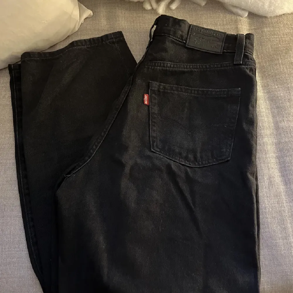 Svarta raka Levis jeans i storleken W26🙌🏼🙌🏼Mycket sparsamt använda. Jeans & Byxor.