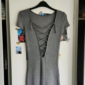 Grå klänning - Miniklänning med snörad rygg, storlek S. Skicka gärna meddelande om du undrar något 🌸🌷