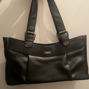 Vintage väska  - Super snygg vintage baguette väska! Säljer för jag har så många så denna fina kommer aldrig till användning :( 