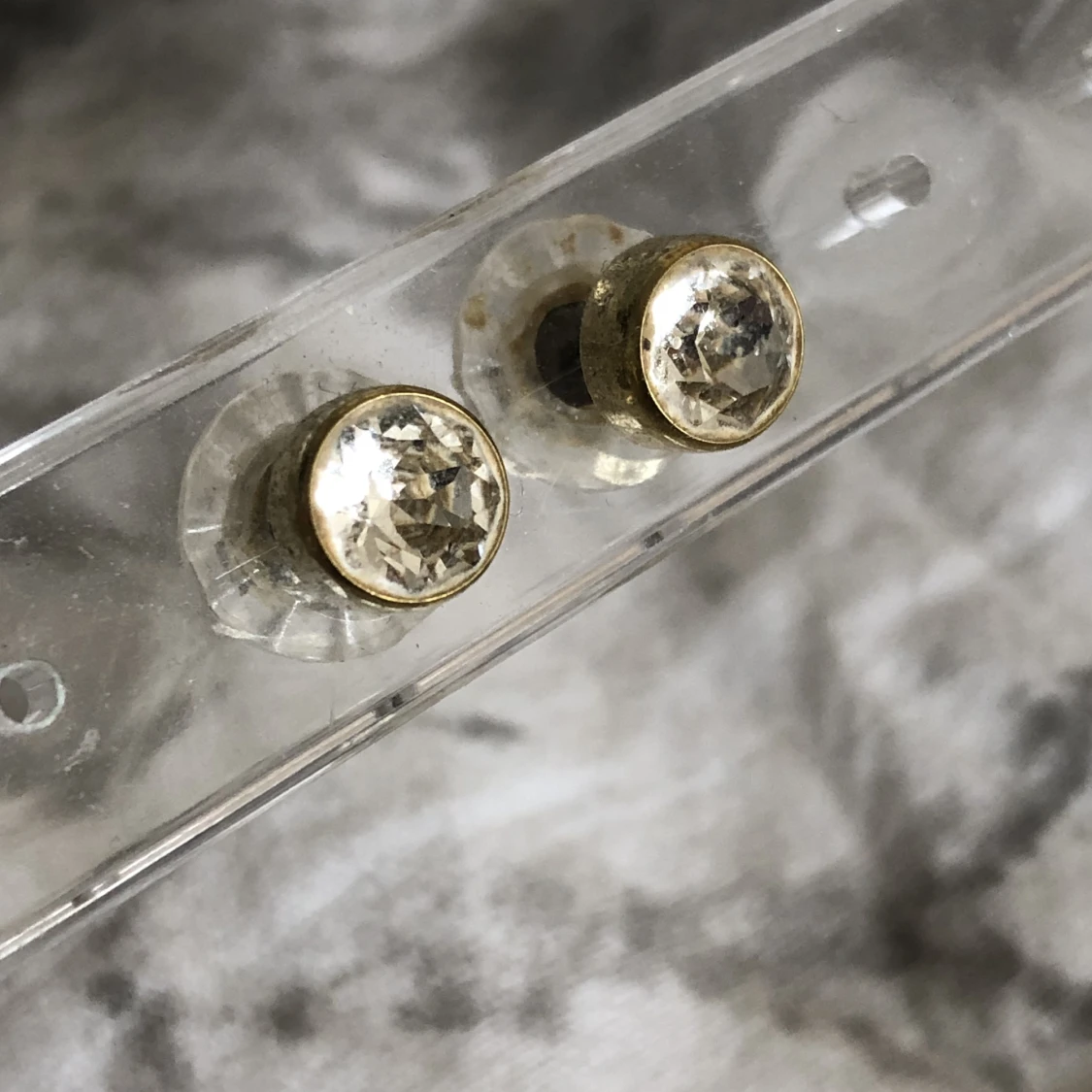 Guldiga örhängen med kristall - 90