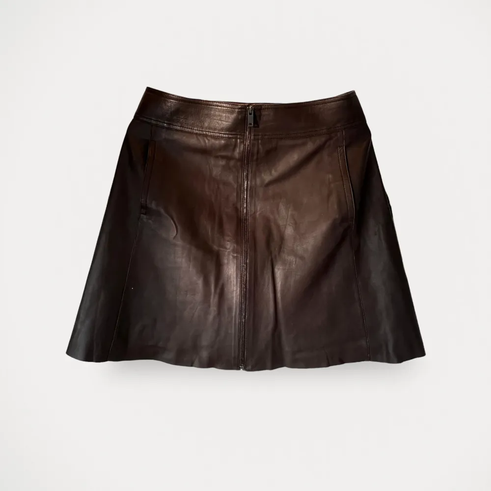 Kjol från Massimo Dutti. Helt ny, men utan prislapp. Mörkbrun med dragkedja.  Storlek: M Material: Skinn Nypris: 1800 SEK. Kjolar.