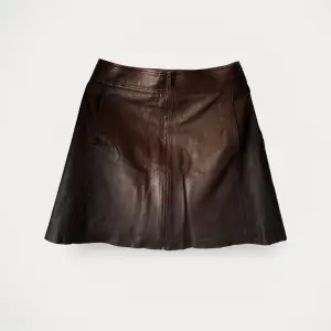 Kjol från Massimo Dutti. Helt ny, men utan prislapp. Mörkbrun med dragkedja.  Storlek: M Material: Skinn Nypris: 1800 SEK