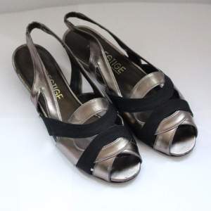 Finare sandaler i brons/silver och svart, storlek 39 i märket Prestige. Använda men fortfarande fina!