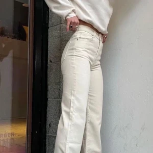 Begia Jeans från Bikbok - Begia Jeans från BikBok. Väldigt fint skick. Köpta för 600 säljer för 200kr. (Lånade bilder, skriv privat för egna)