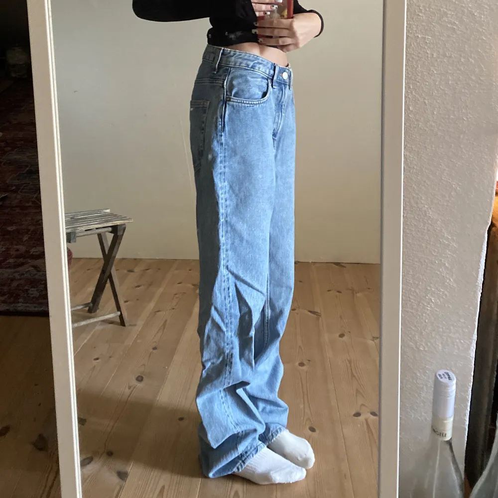 As coola jeans men tyvärr alldeles för stora för mig, köpte dom för några år sen men använt få tala gånger. står ingen storlek i jeansen så ifall du är intresserad kan jag skicka måtten💋. Jeans & Byxor.