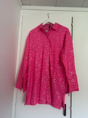 Oanvänd paljettklänning/skjorta  - Helt oanvänd klänning från H&M