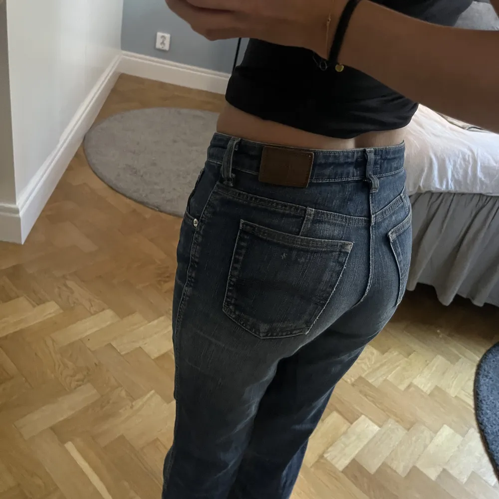 Midrise jeans från Armani jeans. Storlek 26 men skulle säga att de passar någon som oftast har storlek S eller 36. Jeans & Byxor.