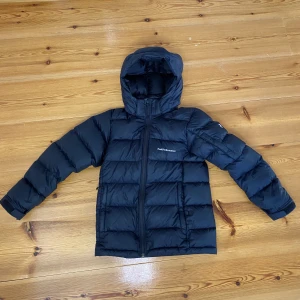 Peak performence jacka - Peak Performance jacka i modellen Jr Frost down.  Några små hål men inget man märker. Kontakta mig om ni är intresserade💗⭐️