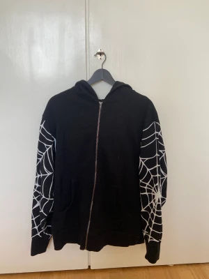 Hoodie - Supercool hoodie med dragkedja från Jaded London, använd en gång. Storlek S. 