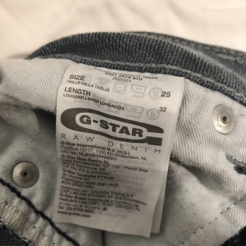 säljer dessa lågmidjade jeans ifrån g-star. dom är i bra skick. Jeans & Byxor.