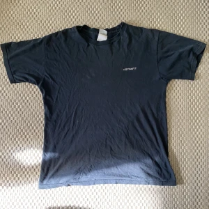 Carhartt T-shirt  - Vintage svart T-shirt från Carhatt i storlek L. Använt skick 
