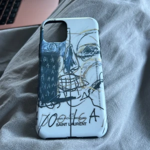 YSL skal - Säljer mitt älskade mobilskal från YSL, då jag har bytt mobil. Det passar iphone 11 PRO. Skalet är självklart äkta och äkthetsbevis kan skickas om det önskas!💚