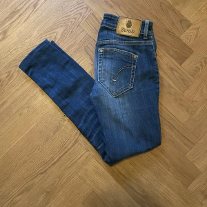 Dondup jeans - Säljer ett par dondup byxor i bra skicka utan hål eller liknande. Säljer för det billiga priset på grund av den lilla storleken