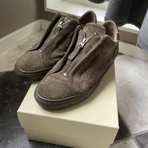 Axel arigato  - Axel arigato 90s zip skor. Dom är använda men är fortfarande väldigt fina. Priset kan diskuteras. 