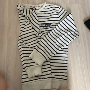 Randig sweatshirt  - Jättesnygg randig tröja 