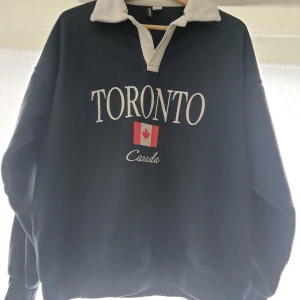 70 kr - super snygg tröja i nyskick - H&M  - Super snygg tröja med krage. Den är i storlek XS från DIVIDED H&M. Den har en lite oversized passform. Den är i nyskick och bara använt några gånger.