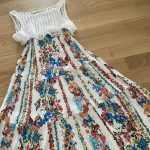 Klänning  - Zara klänning, barnstorlek men stor i storleken 🤍