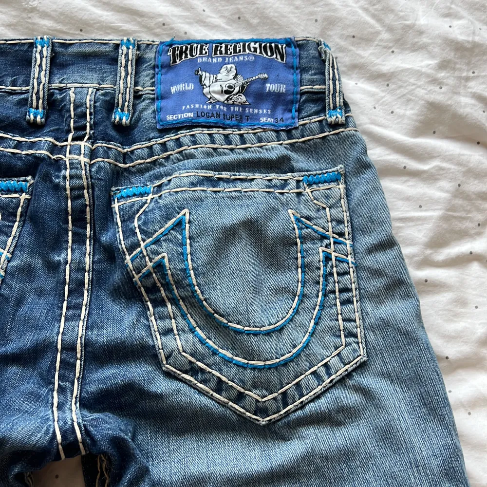 Ett par snygga true religion jeans i modellen ”Logan super T” Seat 34. Cond 9/10. Passar någon som är ca 180 lång.. Jeans & Byxor.