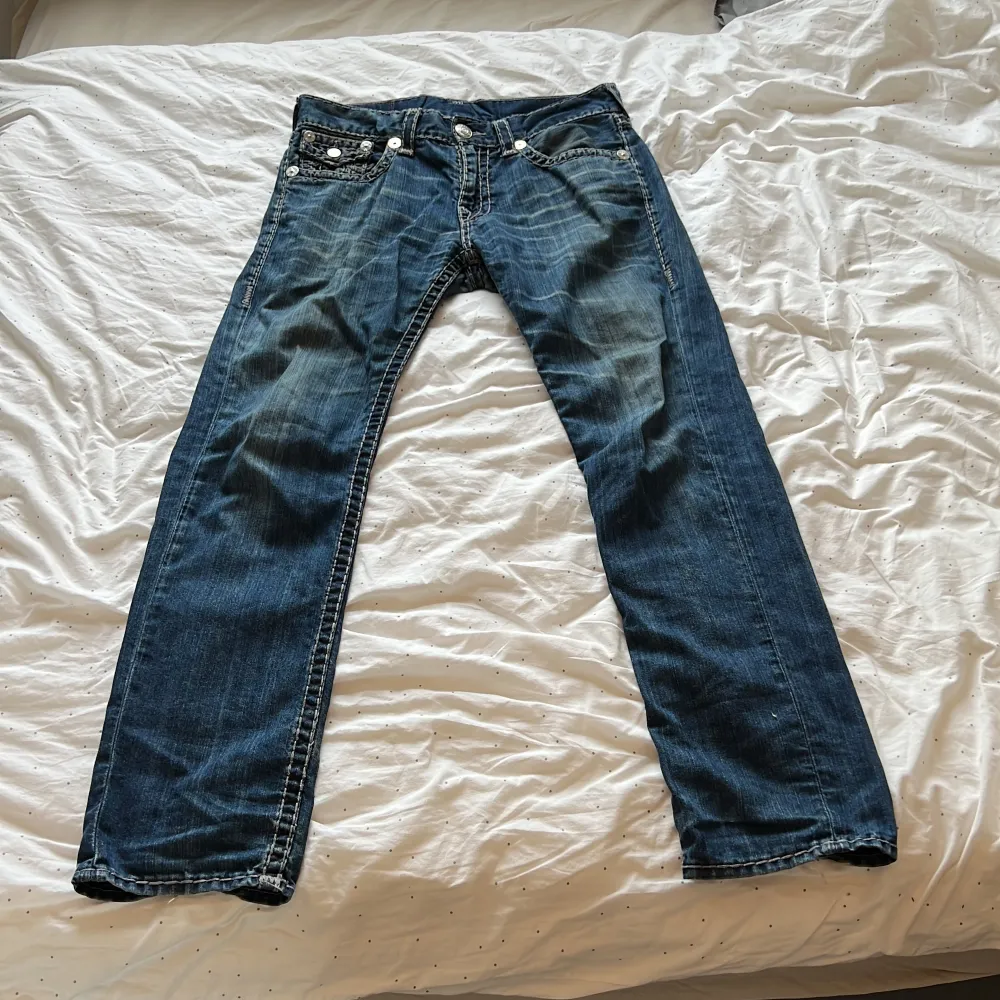 True religion med väldigt bra passform. Cond 8/10. Passar någon som är ca 180 lång.. Jeans & Byxor.