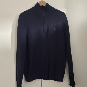 Ralph lauren half zip - Riktigt skön Ralph lauren zip. Perfekt till hösten. Kommer inte till användning 