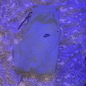 Säljer oandvända Nike tech byxor  - Nytt skick 