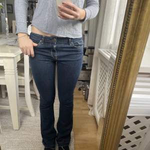 Lågmidjade bootcut jeans från ”Base” i as snygg mörkblå färg! Innerbenslängden: 84, det är uppsprättade längst ned till.  Midjemåttet: 37cm