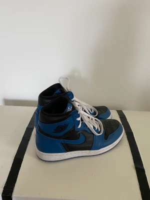 Nike Air Jordan  - Nästan helt oanvända Nike Air Jordans i svart och blå med vita snören 🖤💙🤍 