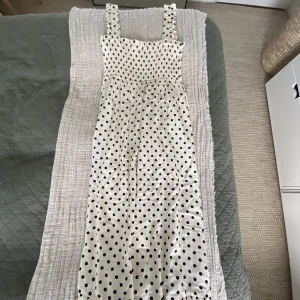 Klänning - Aldrig använd och inga tecken på användning. Kan bäras som klänning men också kjol!