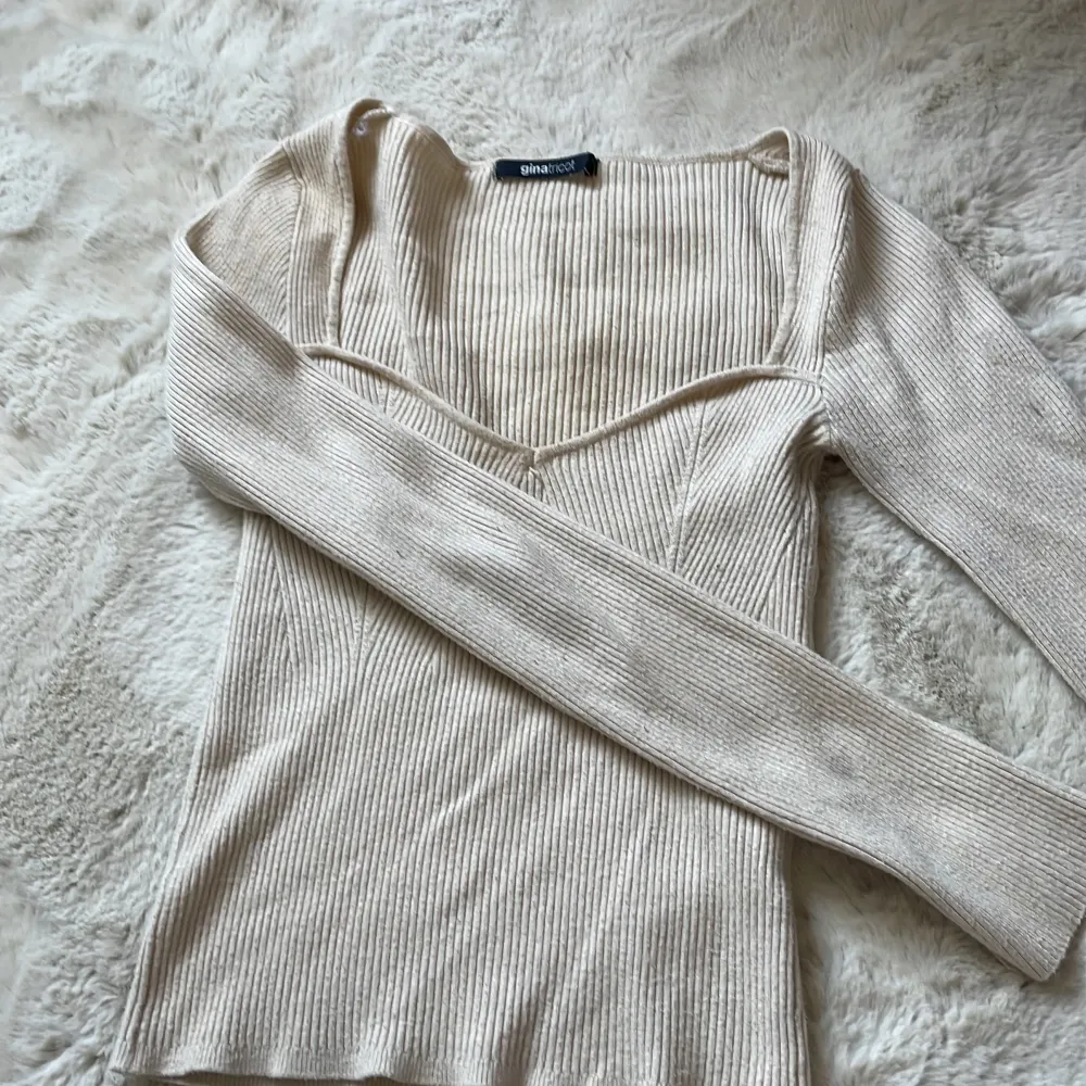 Vit stickad jätte fin tröja till hösten från Gina , säljs för att den är för liten. Använd fåtal gånger.. Stickat.