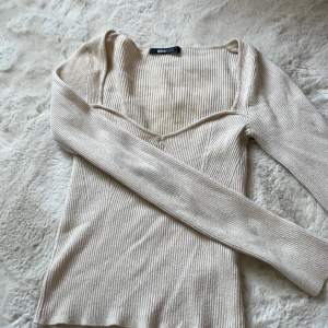 Vit stickad jätte fin tröja till hösten från Gina , säljs för att den är för liten. Använd fåtal gånger.