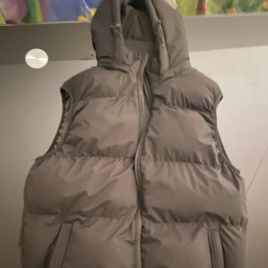 Väst - En ny väst som inte jag använder för att fick en ny para jumper som present  Kan sänkas vid snabbäffar
