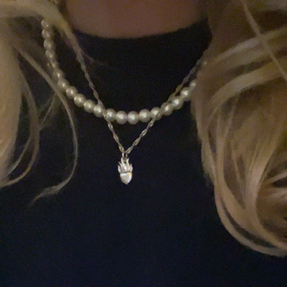 Vill byta detta fina flaming heart halsband från Maria Nilsdotter mot ett annat Maria Nilsdotter smycke. Det är en av hennes superpopulära hjärt halsband och denna säljs inte längre. Accessoarer.