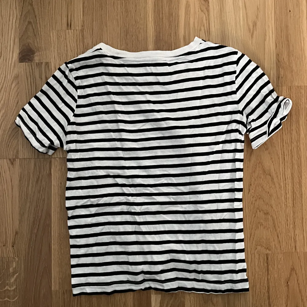 En fin randig t-shirt från zara i storlek S💓 Tyvärr kommer den inte till användning då den har blivit lite för liten. Kontakta mig för mer information 🫶🏼. T-shirts.