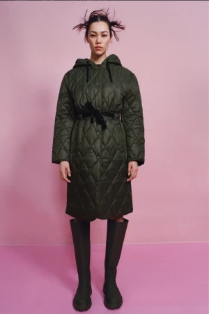 Zara höstjacka storlek small nyskick khaki - Snygg quiltad jacka khaki mossgrön från Zara. Nyskick. 