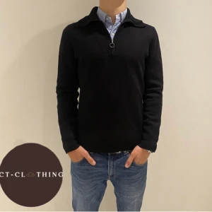 Halfzip MNG - Sjukt snygg och oanvänd MNG zip tröja. 9,5/10cond. Modellen är 177cm och väger 65kg. Hör av er vid frågor!🟫