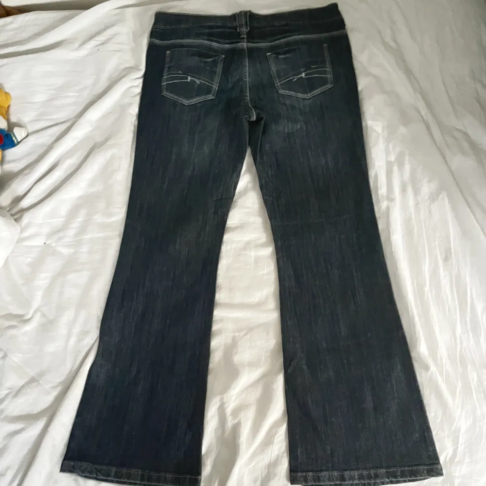 Snygga lågmidjade jeans i märket ”Next”, inga tydliga defekter💕 Skulle rekommendera dessa till någon med bredare höfter eller lite större rumpa! midjemått: 44cm (rakt över),  innerbenslängd: 75cm Vid fler frågor skriv privat❤️🙏. Jeans & Byxor.