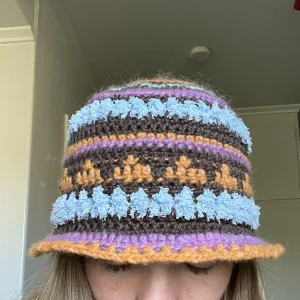 Virkad hatt - Egengjord hatt! Mysig och passar 53-57 cm runt huvudet. 🧶 Skriv vid frågor! 