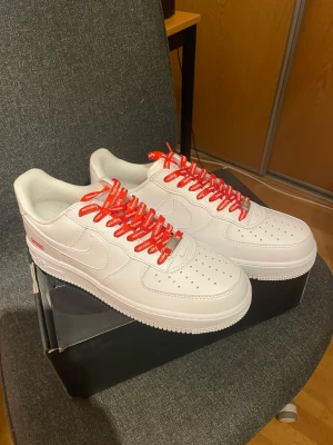 Supreme AirForce1 - Säljer då de inte passar mig. Aldrig använda utomhus, bara påsatta inomhus. Inte creasade över huvud taget. Box och kvitto finns! Storlek 45