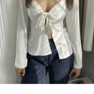 design by si - Söker denna toppen ifrån design by si o storlek xs/s! Svart eller vitt!!