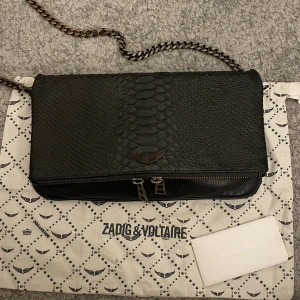 Zadig & Voltaire väska - Säljer min unika Zadig & Voltaire väska. Är i använt skick men fortfarande fin. 