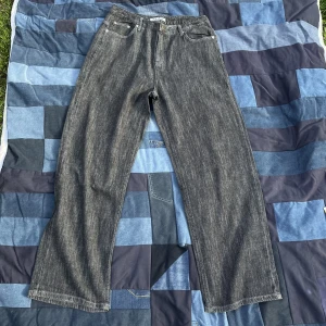 Fake jeans! - Sjuka jeans i mjukt matrial! En blandning mellan jeans och mjukisbyxor! Midja rakt över 40 cm, totala längd 104 cm, benöppning 25 cm. Tveka ej på höra av dig vid intresse eller frågor